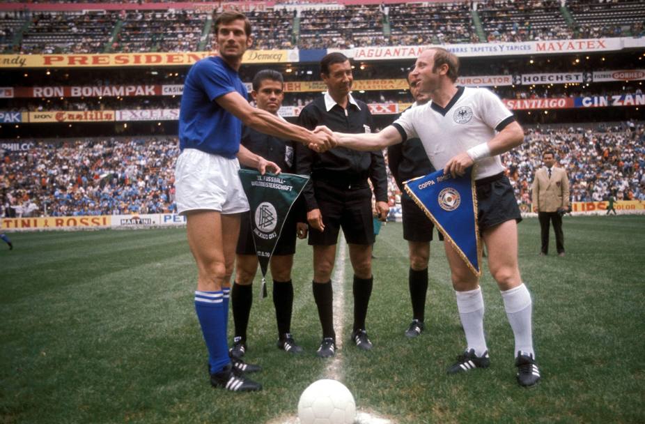 Messico 1970. Semifinale Italia - Germania Ovest 4 3. il saluto dei due capitani Giacinto Facchetti e Uwe Seeler sotto lo sguardo dell&#39;arbitro peruviano Arturo Yamasaki (Ipp)
